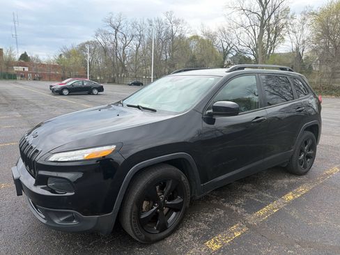 Used 2018 Jeep Cherokee Latitude w/ Altitude Package image 8
