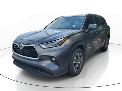 Used 2023 Toyota Highlander XLE FWD image 3