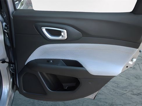 Used 2022 Jeep Compass Latitude image 30