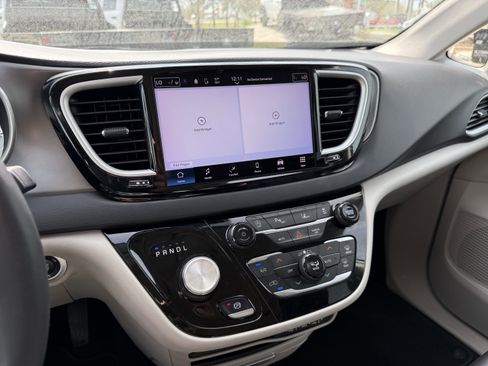 Used 2023 Chrysler Pacifica Touring-L image 19