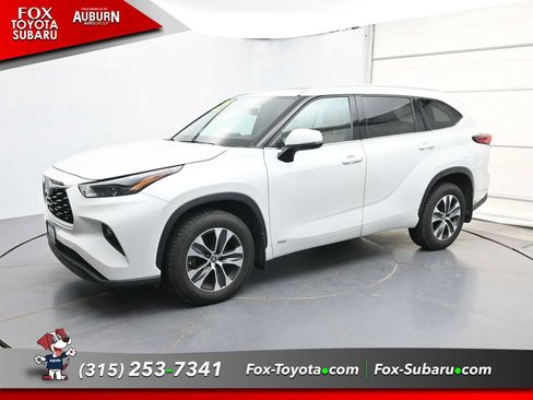 Used 2022 Toyota Highlander XLE AWD/4WD image 4