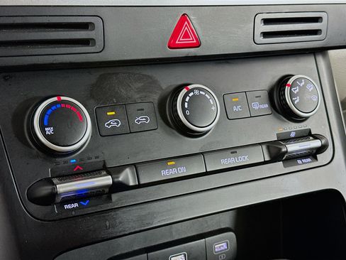 Used 2024 Kia Carnival LX image 23