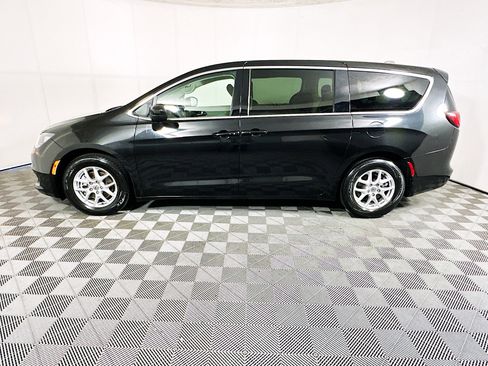 Used 2023 Chrysler Voyager LX image 6