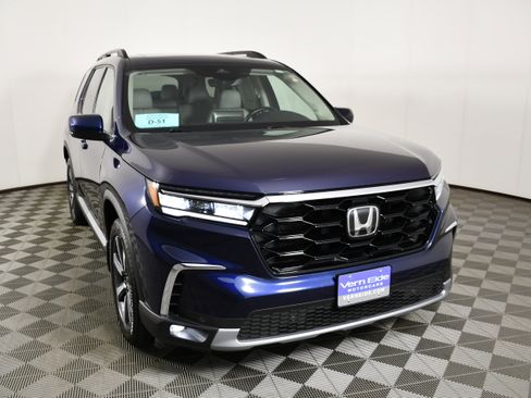 Certified 2025 Honda Pilot Touring image 3