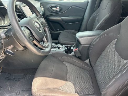 Used 2019 Jeep Cherokee Latitude w/ Popular Appearance Group FWD image 11