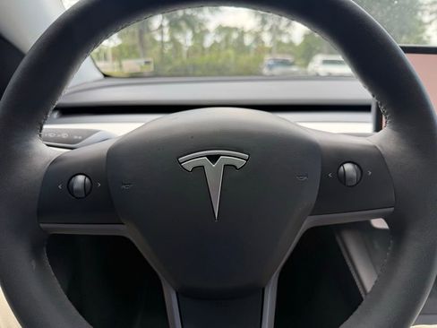 Used 2024 Tesla Model Y Long Range AWD/4WD image 23