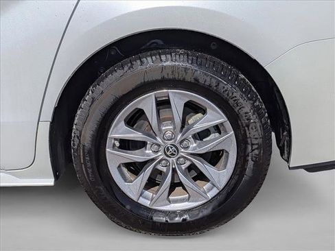 Used 2021 Toyota Sienna XLE image 3