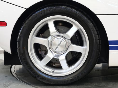Used 2005 Ford GT RWD image 33