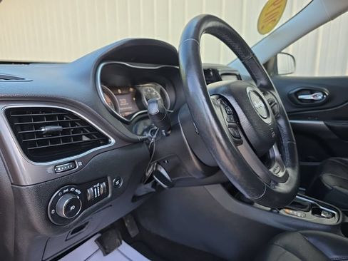 Used 2019 Jeep Cherokee Limited AWD/4WD image 14