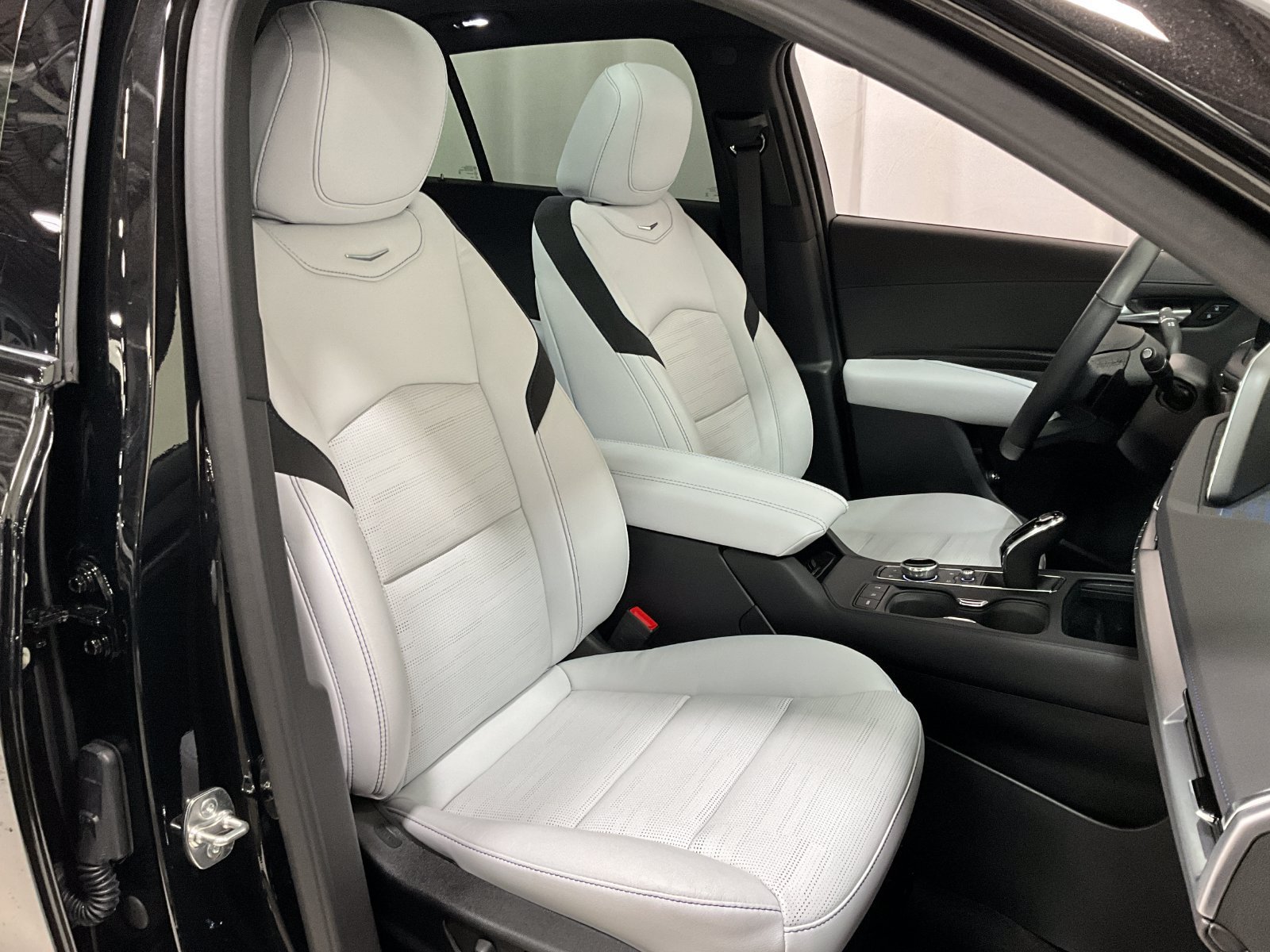 Used 2025 Cadillac XT4 Sport AWD/4WD image 8