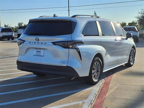 Used 2023 Toyota Sienna XLE image 4