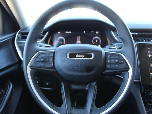 Used 2023 Jeep Grand Cherokee L Laredo image 16