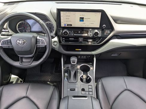 Used 2023 Toyota Highlander XLE FWD image 16