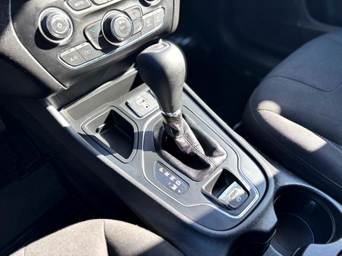 Used 2019 Jeep Cherokee Latitude w/ Popular Appearance Group image 17