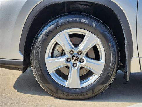 Used 2024 Toyota Highlander LE image 7