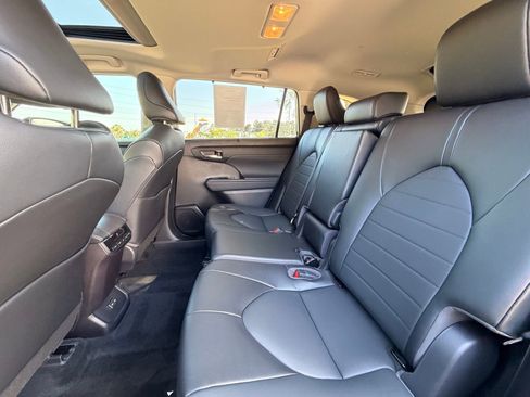 Used 2022 Toyota Highlander XLE image 13