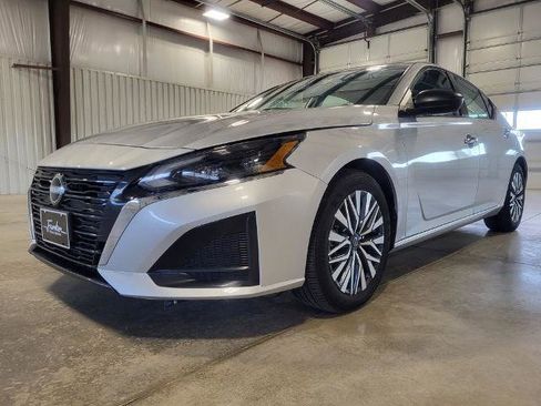 Used 2024 Nissan Altima 2.5 SV image 2