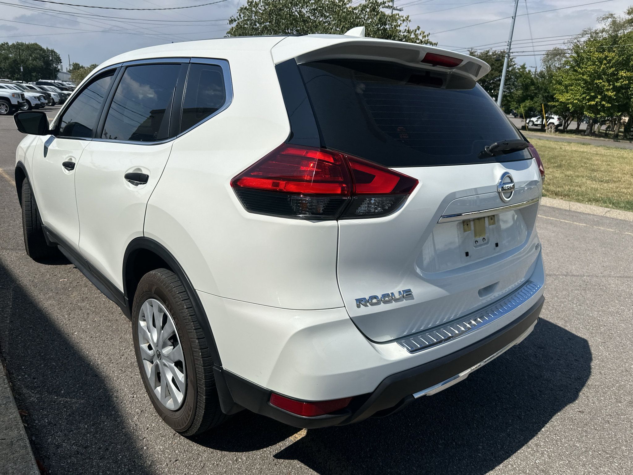 Used 2017 Nissan Rogue S AWD/4WD image 6