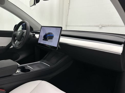 Used 2022 Tesla Model Y Long Range image 16