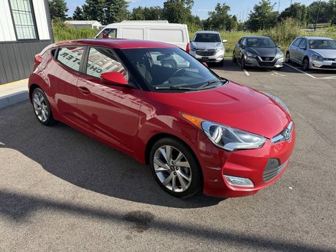 Used 2017 Hyundai Veloster FWD image 5