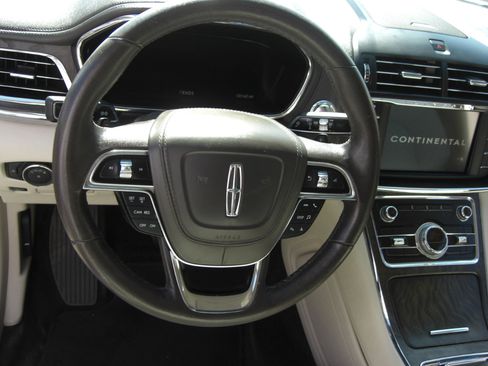 Used 2017 Lincoln Continental Premiere image 12