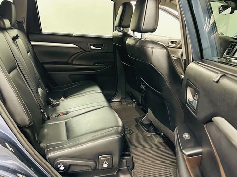 Used 2018 Toyota Highlander XLE w/ Carpet Mat Package (TMS) image 26