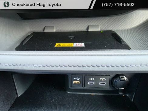 Used 2023 Toyota Highlander XLE AWD/4WD image 19