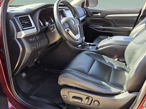 Used 2017 Toyota Highlander XLE image 16