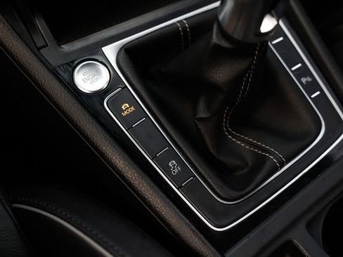 Used 2018 Volkswagen Golf R 4-Door image 42