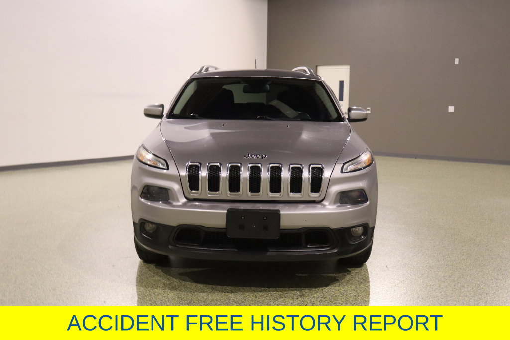 Used 2017 Jeep Cherokee Latitude w/ Comfort & Sound Group FWD image 2