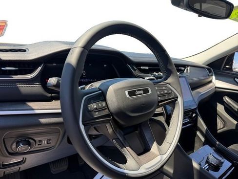 Certified 2023 Jeep Grand Cherokee Limited w/ Black Appearance Package AWD/4WD image 12