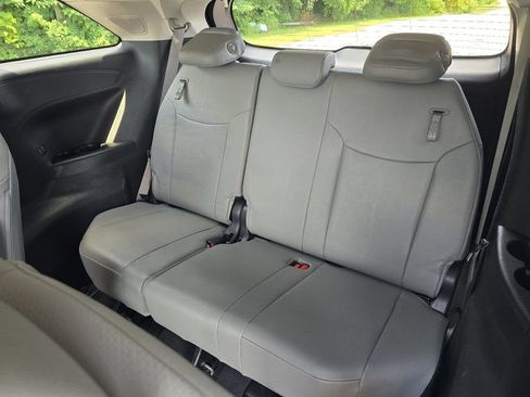 Used 2025 Toyota Sienna XLE w/ XLE Plus Package FWD image 11