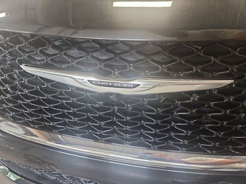 Used 2022 Chrysler Pacifica Touring-L FWD image 21