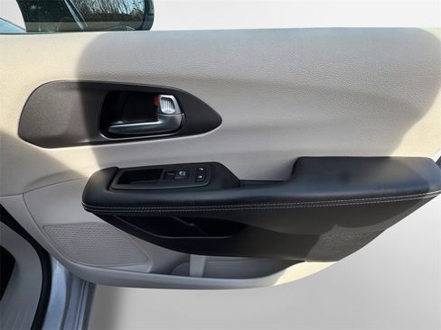 Certified 2024 Chrysler Pacifica Touring-L image 34