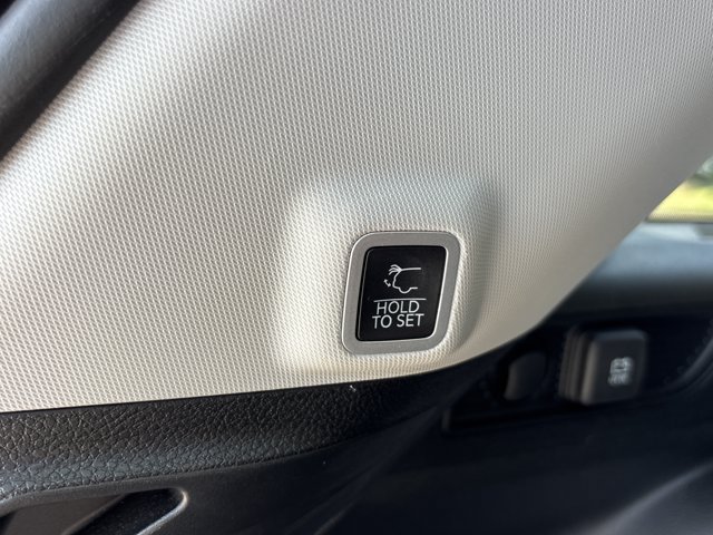 Used 2023 Jeep Grand Cherokee Limited w/ Black Appearance Package AWD/4WD image 8