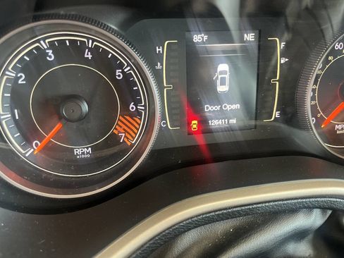 Used 2015 Jeep Cherokee Latitude FWD image 2