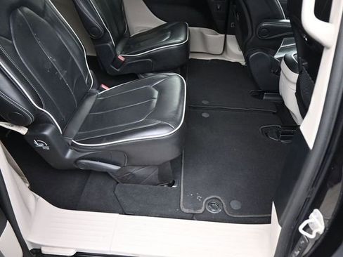 Used 2024 Chrysler Pacifica Limited image 14