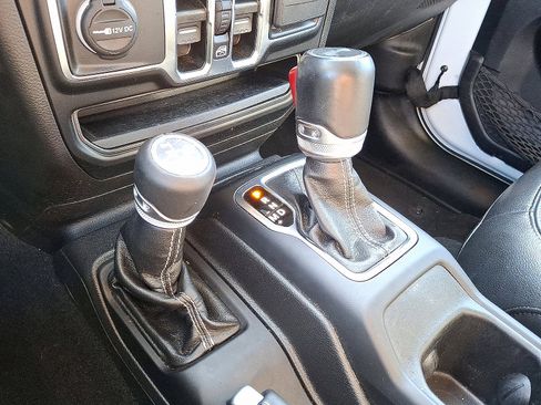 Used 2022 Jeep Wrangler Unlimited Sahara w/ Cold Weather Group image 15