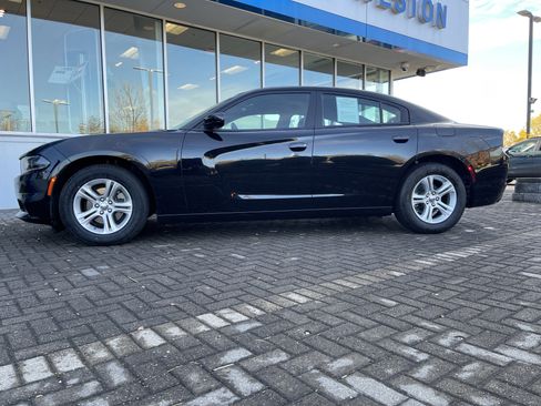 Used 2022 Dodge Charger SXT w/ Leather Interior Group image 2