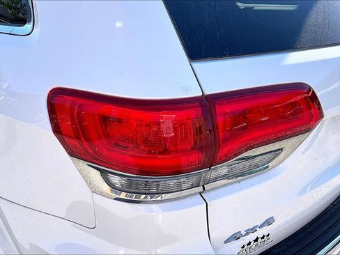 Used 2020 Jeep Grand Cherokee Overland AWD/4WD image 27