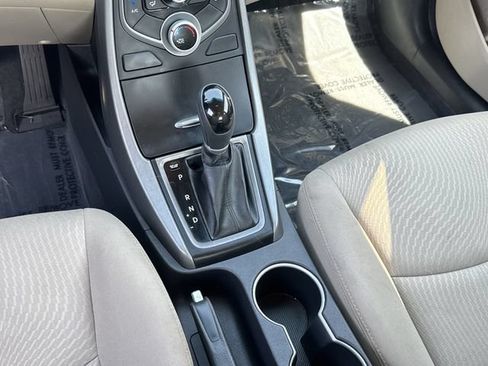 Used 2014 Hyundai Elantra SE FWD image 16