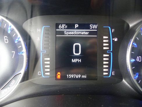Used 2020 Chrysler Pacifica Touring-L w/ Tire & Wheel Group FWD image 27