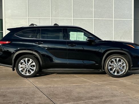 Certified 2022 Toyota Highlander Limited image 3