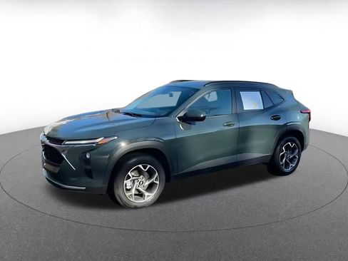 Used 2025 Chevrolet Trax LT image 8