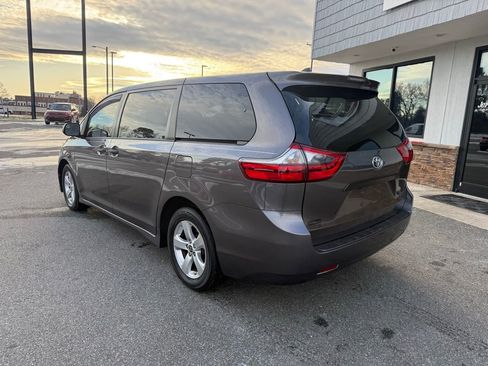 Used 2020 Toyota Sienna L image 6