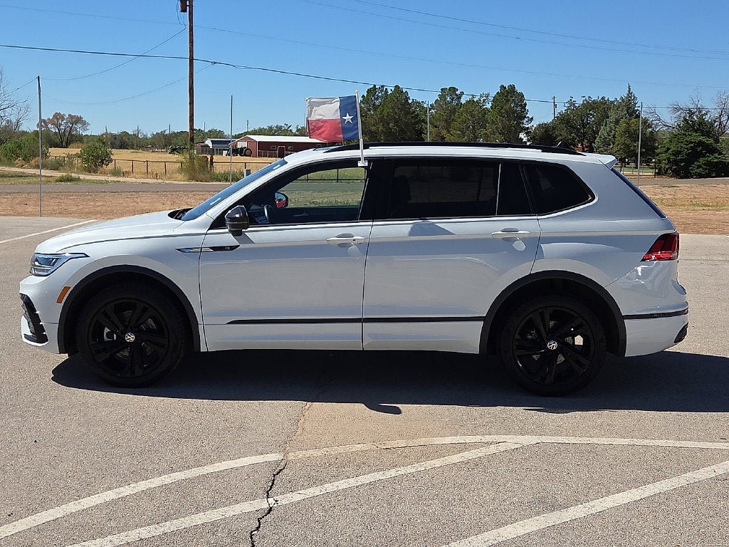 Used 2024 Volkswagen Tiguan SE R-Line FWD image 2
