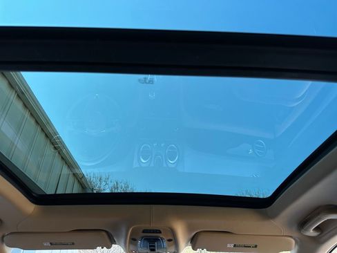 Used 2017 Bentley Bentayga image 22