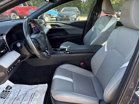 Used 2025 Toyota Camry SE w/ Convenience Package FWD image 2