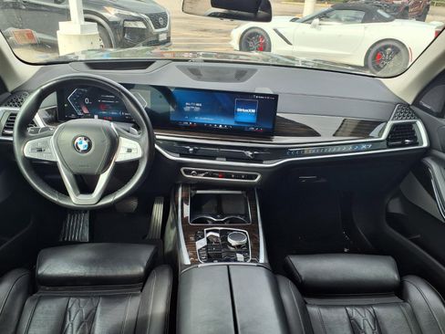 Used 2025 BMW X7 xDrive40i AWD/4WD image 3