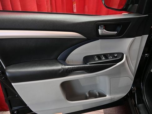 Used 2015 Toyota Highlander XLE image 22